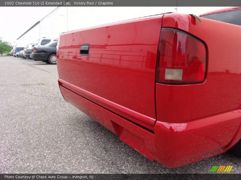 Victory Red / Graphite 2002 Chevrolet S10 LS Extended Cab