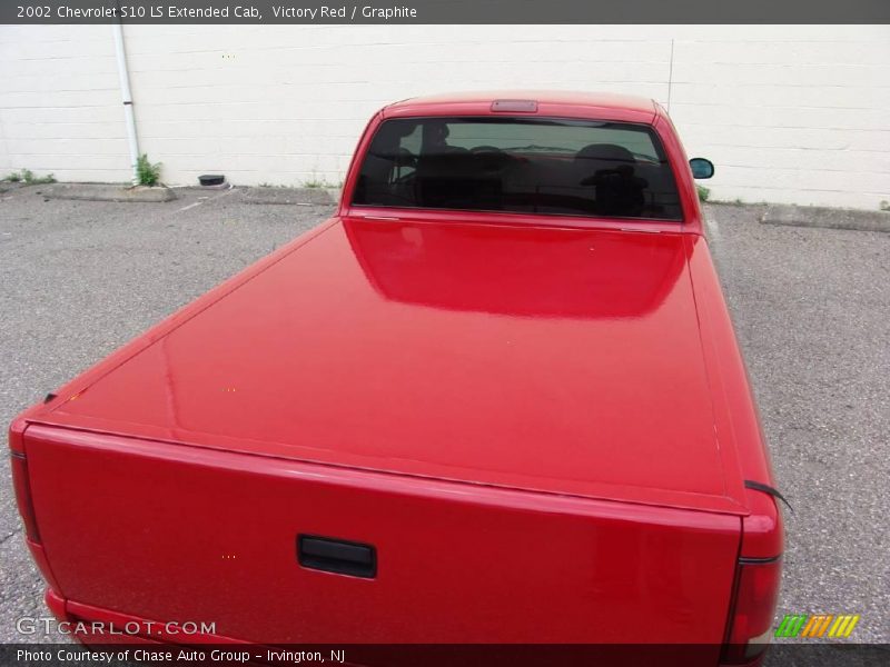 Victory Red / Graphite 2002 Chevrolet S10 LS Extended Cab