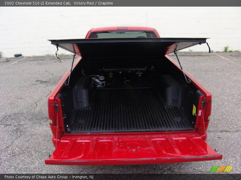 Victory Red / Graphite 2002 Chevrolet S10 LS Extended Cab