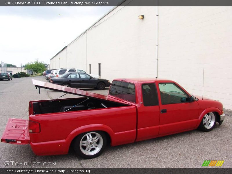 Victory Red / Graphite 2002 Chevrolet S10 LS Extended Cab