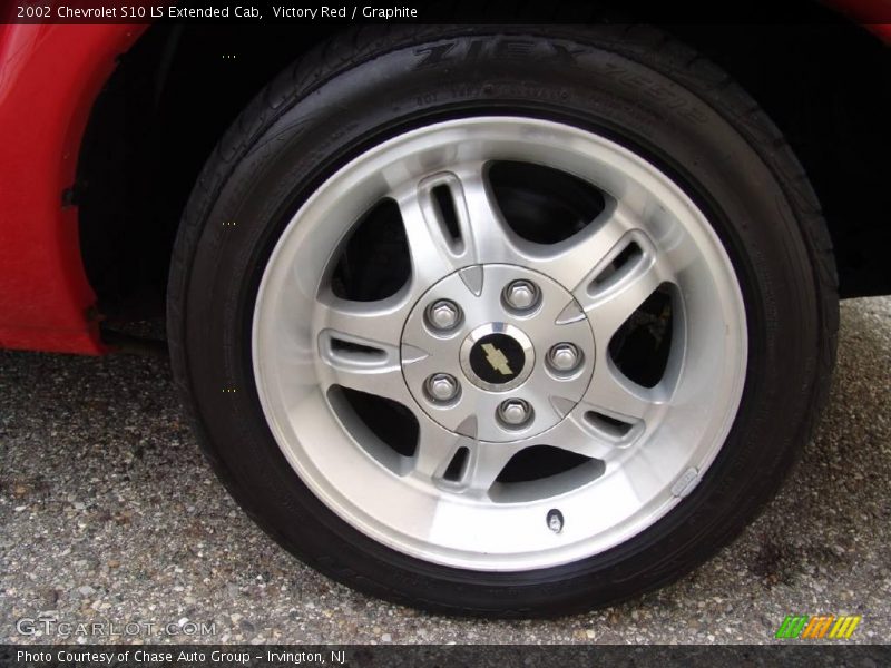 Victory Red / Graphite 2002 Chevrolet S10 LS Extended Cab