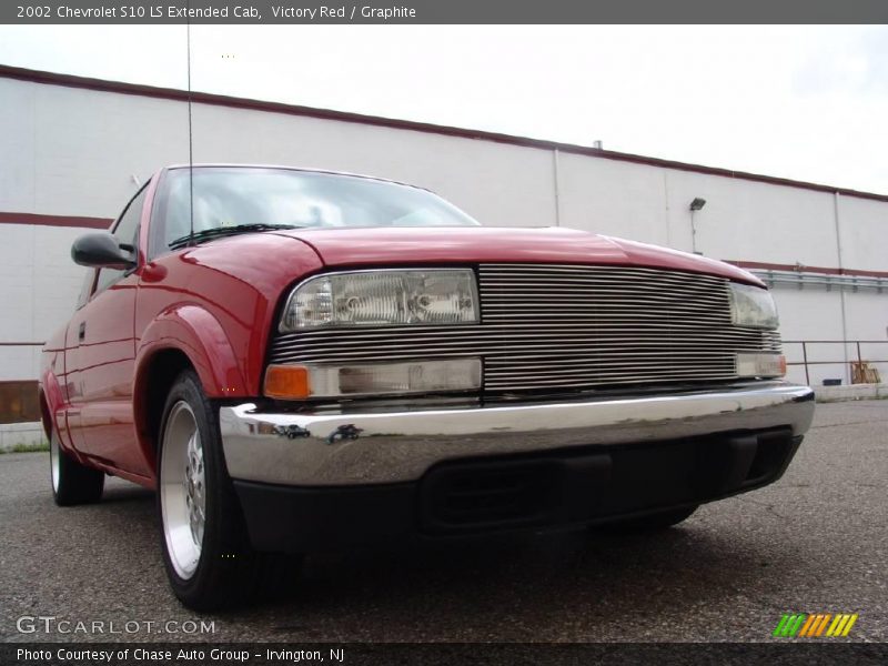 Victory Red / Graphite 2002 Chevrolet S10 LS Extended Cab