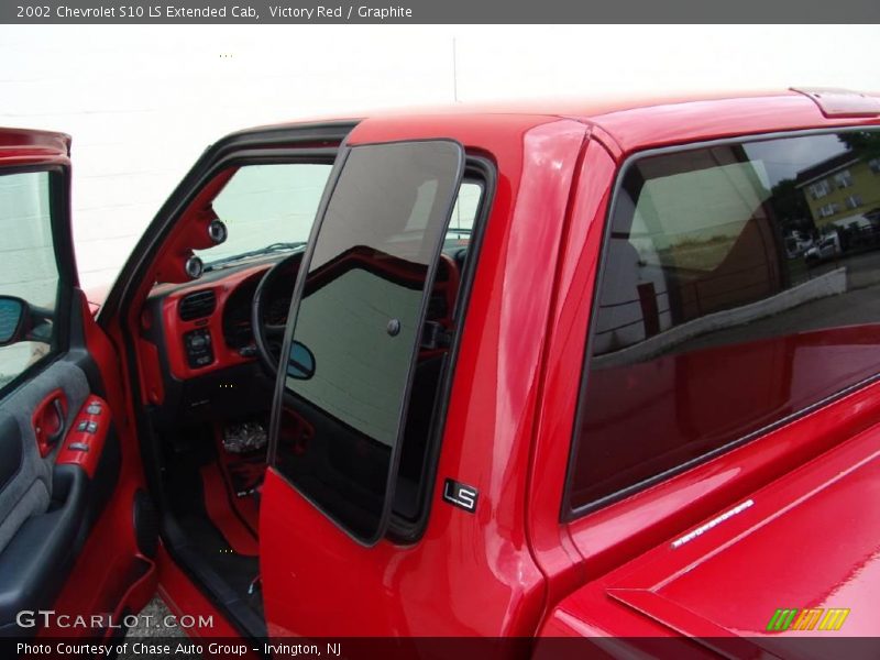 Victory Red / Graphite 2002 Chevrolet S10 LS Extended Cab