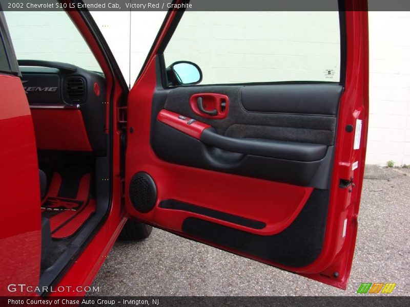 Victory Red / Graphite 2002 Chevrolet S10 LS Extended Cab