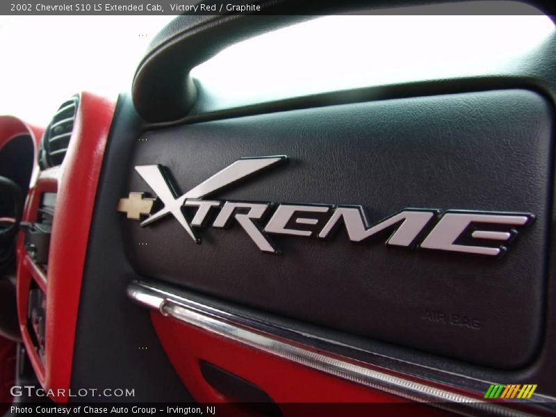 Victory Red / Graphite 2002 Chevrolet S10 LS Extended Cab