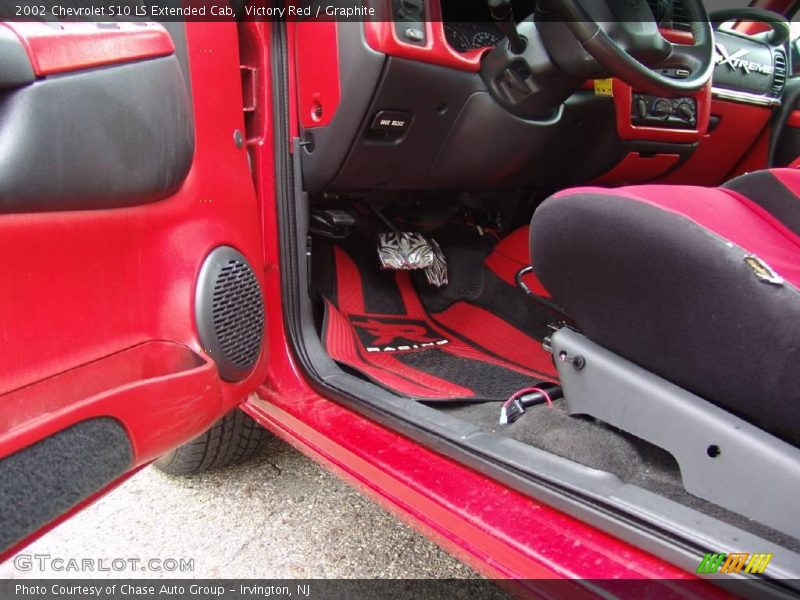 Victory Red / Graphite 2002 Chevrolet S10 LS Extended Cab