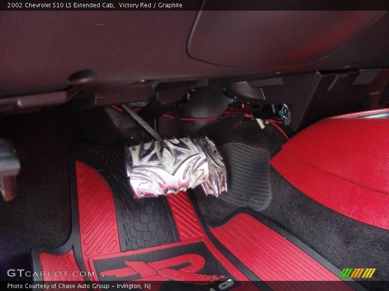 Victory Red / Graphite 2002 Chevrolet S10 LS Extended Cab