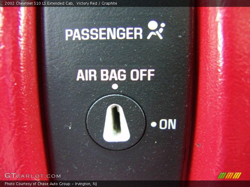 Victory Red / Graphite 2002 Chevrolet S10 LS Extended Cab