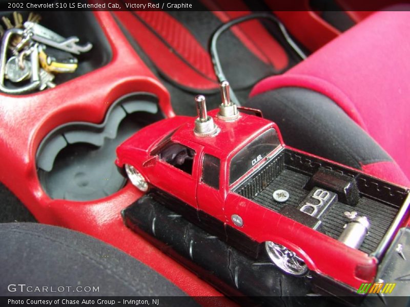 Victory Red / Graphite 2002 Chevrolet S10 LS Extended Cab