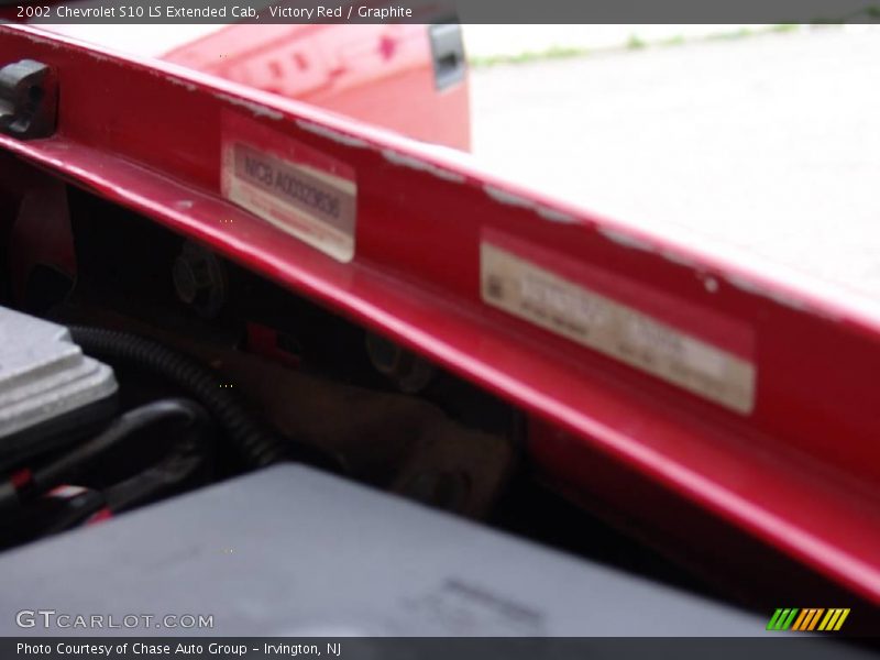 Victory Red / Graphite 2002 Chevrolet S10 LS Extended Cab