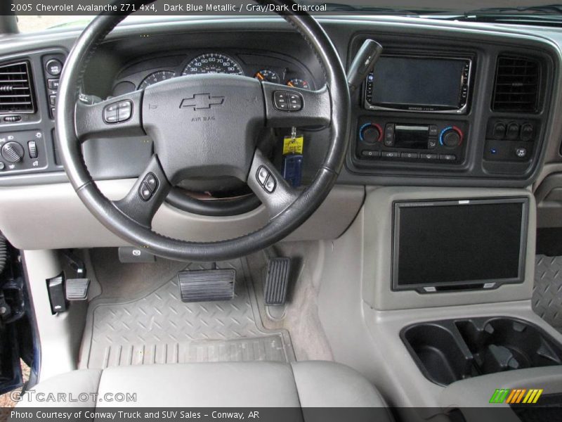 Dark Blue Metallic / Gray/Dark Charcoal 2005 Chevrolet Avalanche Z71 4x4