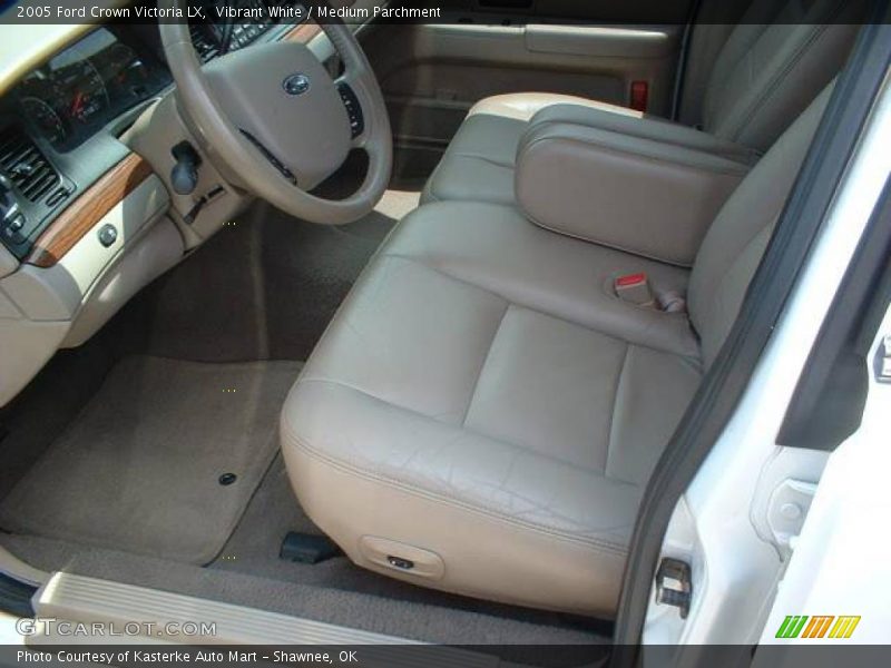 Vibrant White / Medium Parchment 2005 Ford Crown Victoria LX