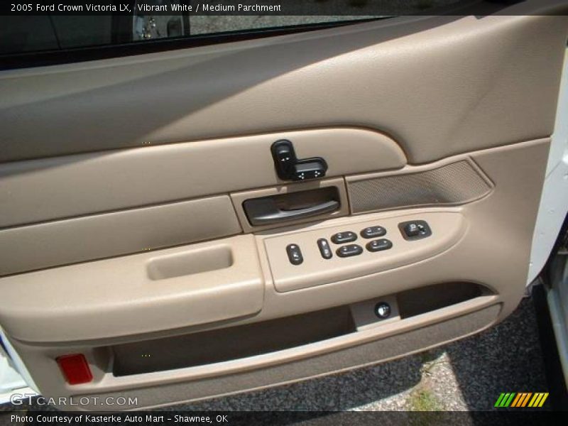 Vibrant White / Medium Parchment 2005 Ford Crown Victoria LX