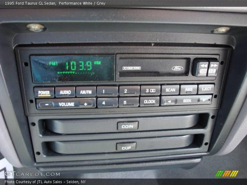 Performance White / Grey 1995 Ford Taurus GL Sedan