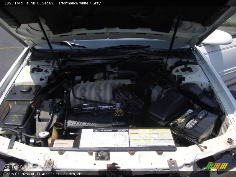 Performance White / Grey 1995 Ford Taurus GL Sedan