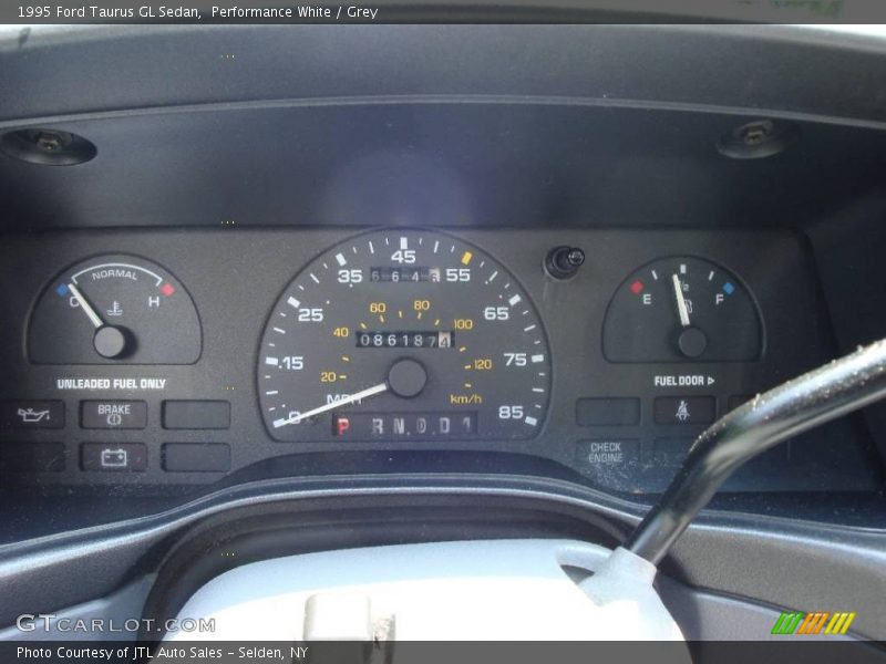 Performance White / Grey 1995 Ford Taurus GL Sedan