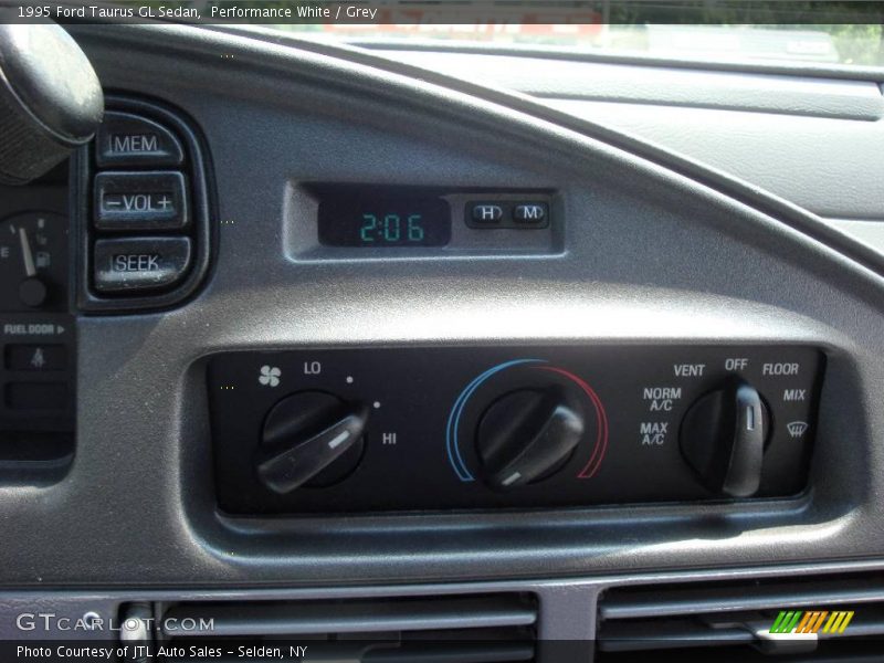 Performance White / Grey 1995 Ford Taurus GL Sedan