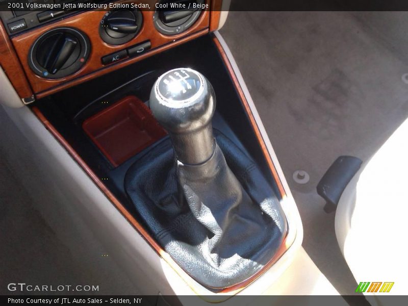 Cool White / Beige 2001 Volkswagen Jetta Wolfsburg Edition Sedan
