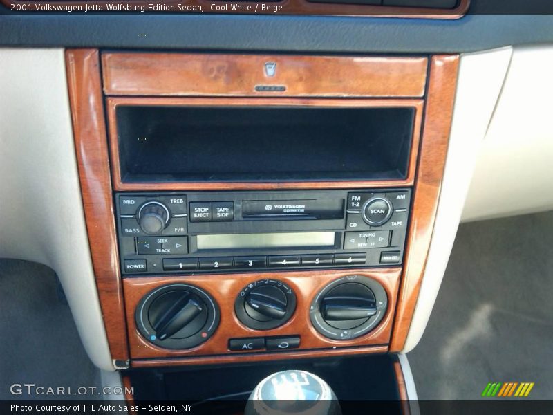 Cool White / Beige 2001 Volkswagen Jetta Wolfsburg Edition Sedan