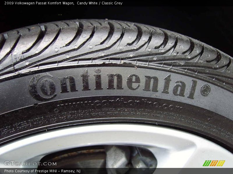 Candy White / Classic Grey 2009 Volkswagen Passat Komfort Wagon