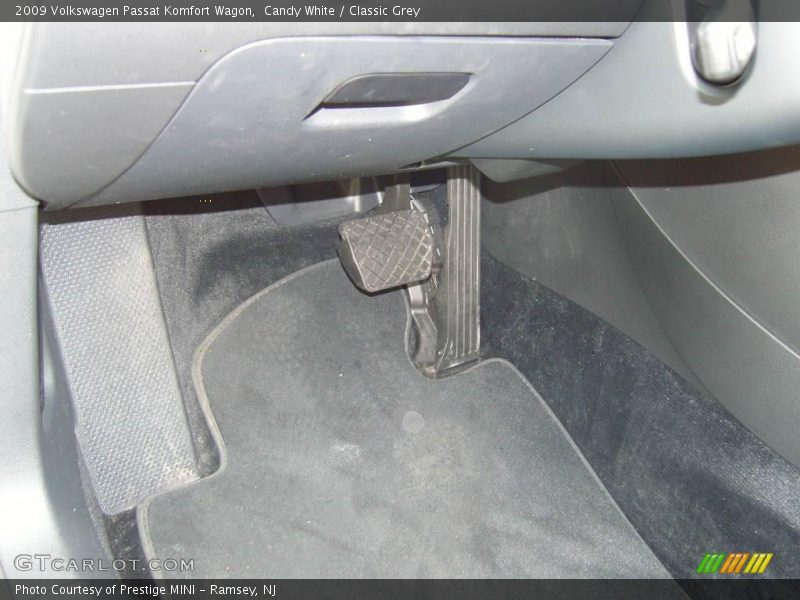 Candy White / Classic Grey 2009 Volkswagen Passat Komfort Wagon