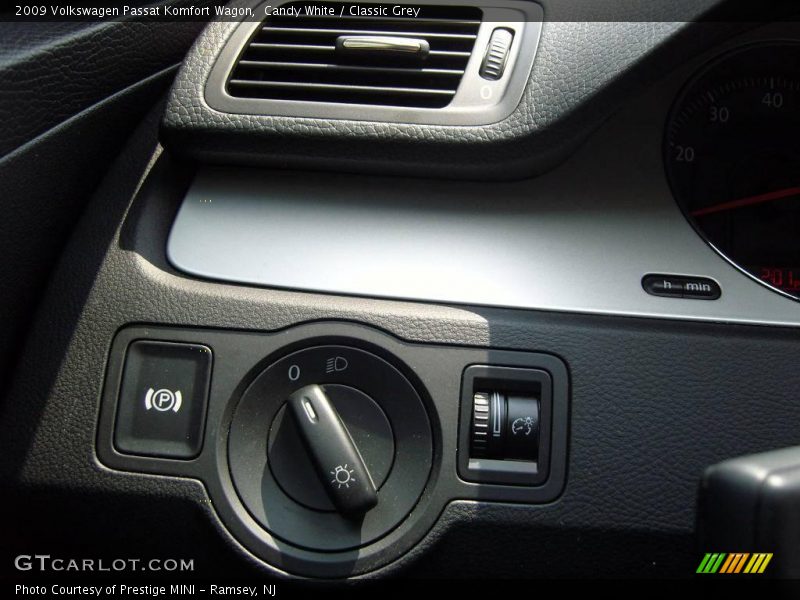 Candy White / Classic Grey 2009 Volkswagen Passat Komfort Wagon
