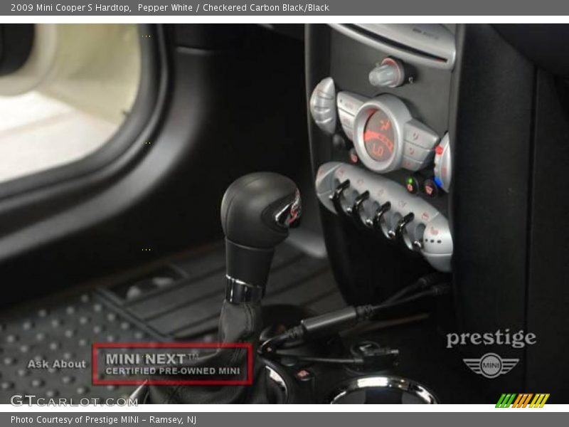 Pepper White / Checkered Carbon Black/Black 2009 Mini Cooper S Hardtop