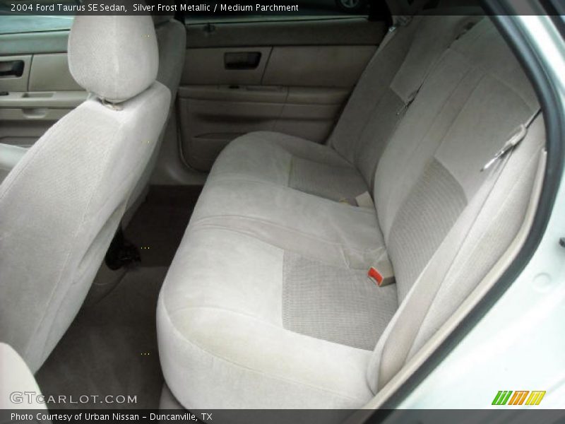 Silver Frost Metallic / Medium Parchment 2004 Ford Taurus SE Sedan