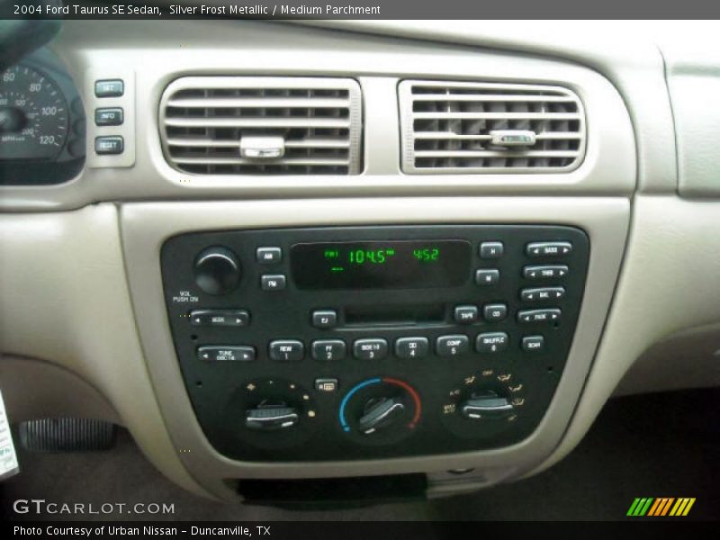 Silver Frost Metallic / Medium Parchment 2004 Ford Taurus SE Sedan