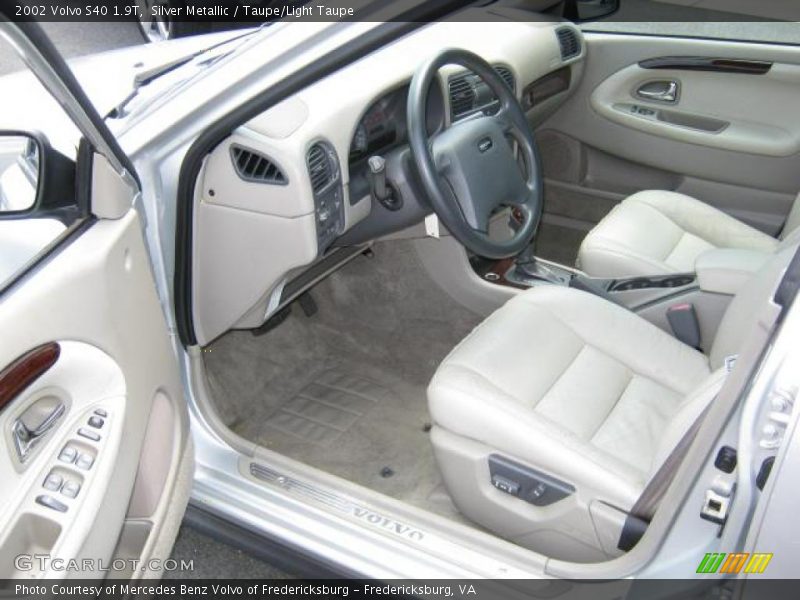 Silver Metallic / Taupe/Light Taupe 2002 Volvo S40 1.9T