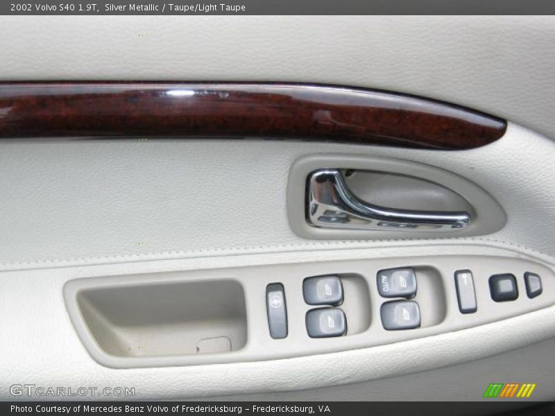 Silver Metallic / Taupe/Light Taupe 2002 Volvo S40 1.9T