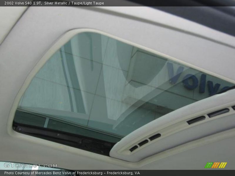 Silver Metallic / Taupe/Light Taupe 2002 Volvo S40 1.9T