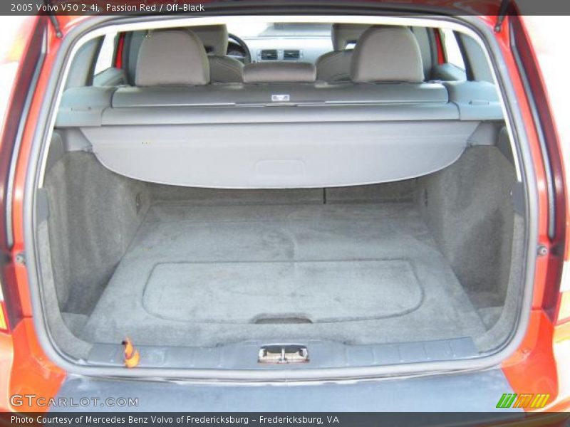 Passion Red / Off-Black 2005 Volvo V50 2.4i