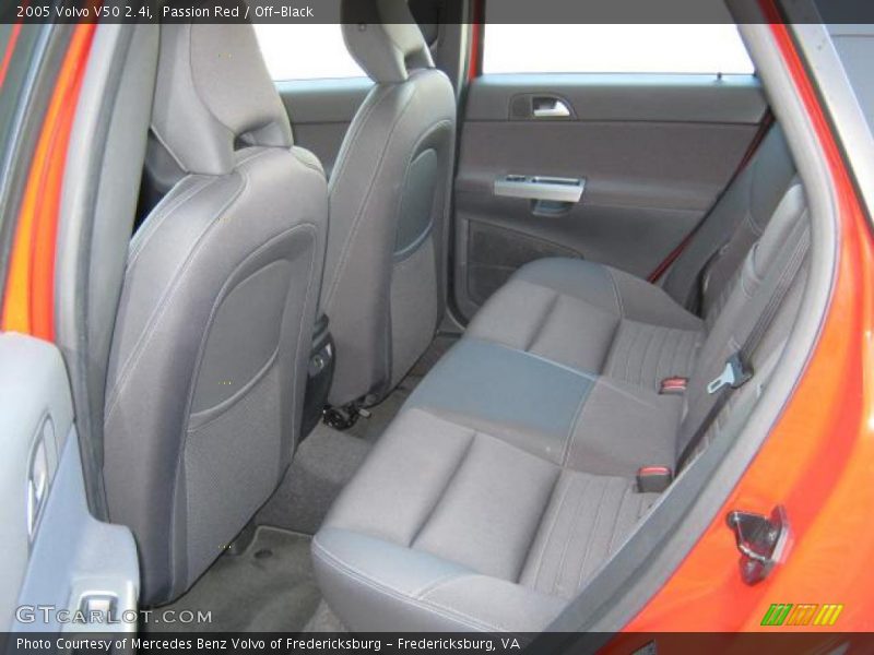 Passion Red / Off-Black 2005 Volvo V50 2.4i