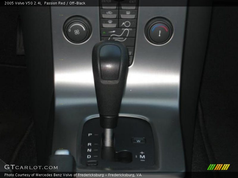 Passion Red / Off-Black 2005 Volvo V50 2.4i