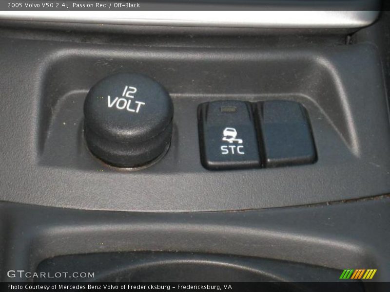 Passion Red / Off-Black 2005 Volvo V50 2.4i