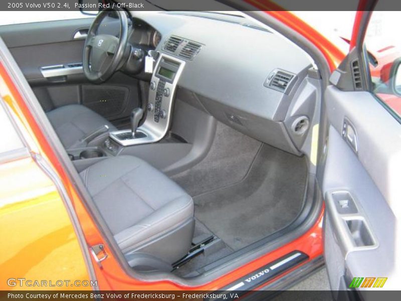 Passion Red / Off-Black 2005 Volvo V50 2.4i