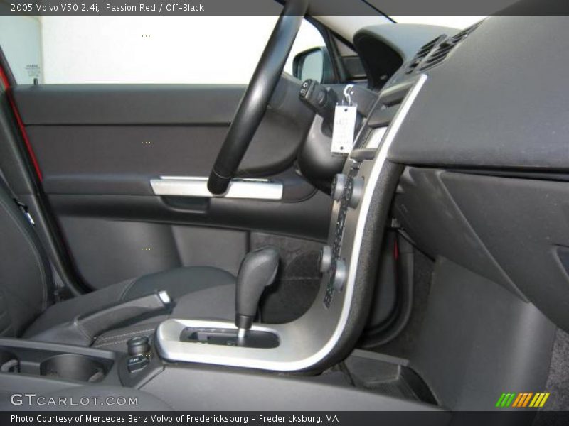 Passion Red / Off-Black 2005 Volvo V50 2.4i