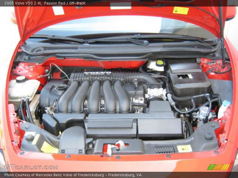 Passion Red / Off-Black 2005 Volvo V50 2.4i