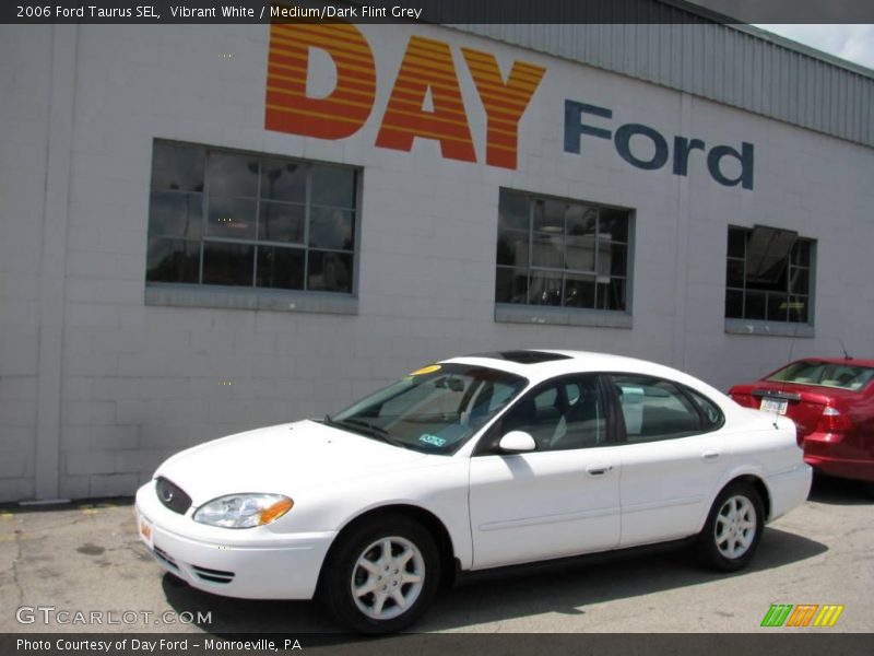 Vibrant White / Medium/Dark Flint Grey 2006 Ford Taurus SEL