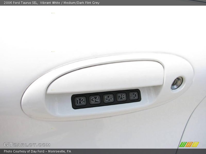 Vibrant White / Medium/Dark Flint Grey 2006 Ford Taurus SEL