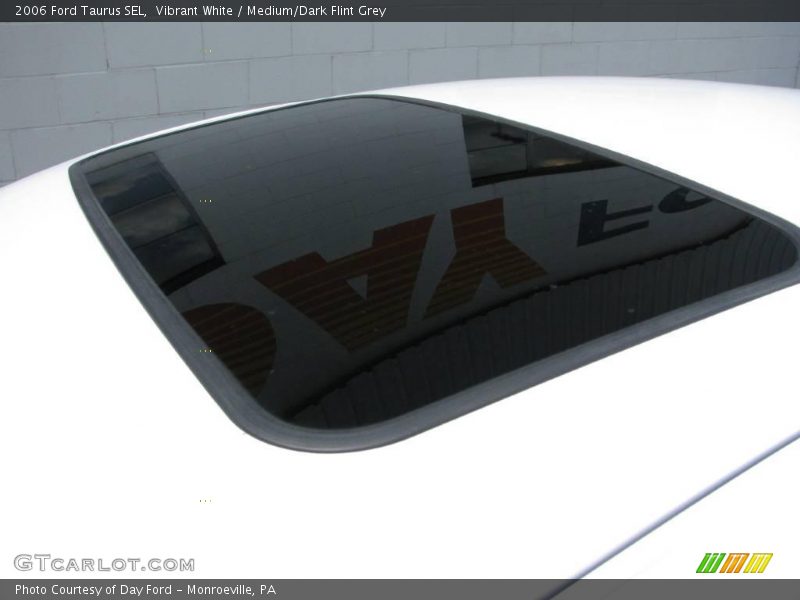 Vibrant White / Medium/Dark Flint Grey 2006 Ford Taurus SEL
