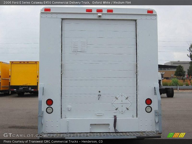 Oxford White / Medium Flint 2006 Ford E Series Cutaway E450 Commercial Delivery Truck