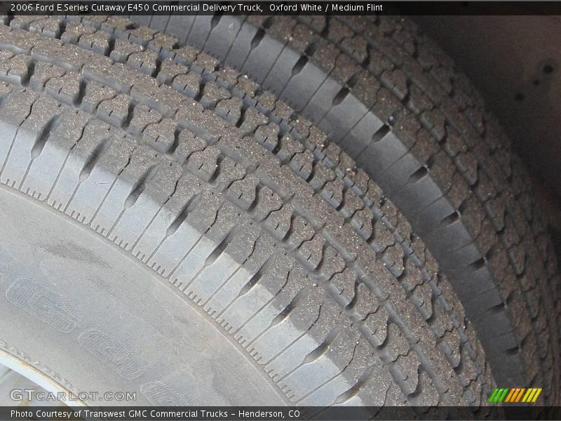 Oxford White / Medium Flint 2006 Ford E Series Cutaway E450 Commercial Delivery Truck