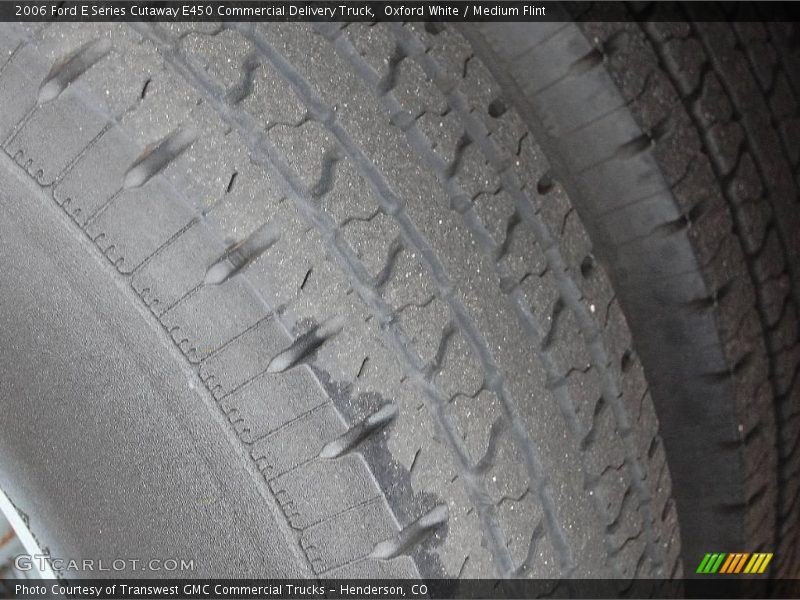 Oxford White / Medium Flint 2006 Ford E Series Cutaway E450 Commercial Delivery Truck