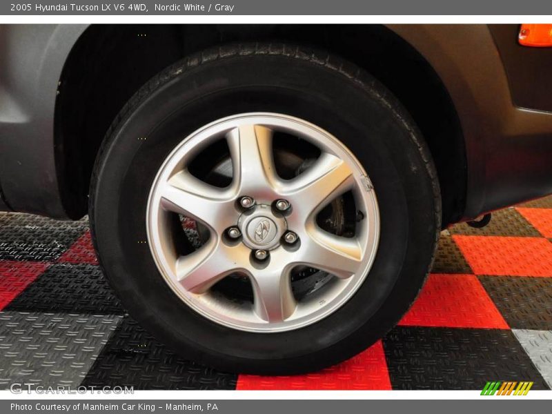 Nordic White / Gray 2005 Hyundai Tucson LX V6 4WD