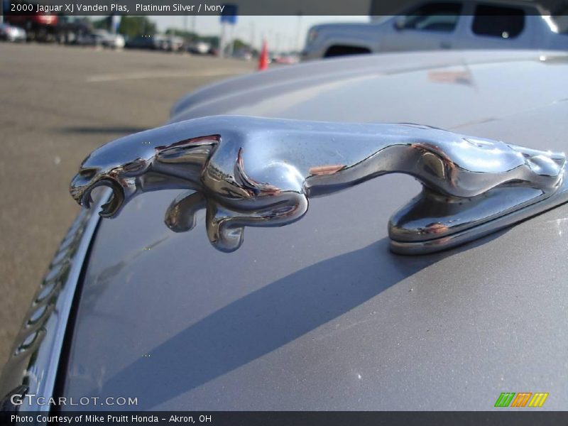 Platinum Silver / Ivory 2000 Jaguar XJ Vanden Plas