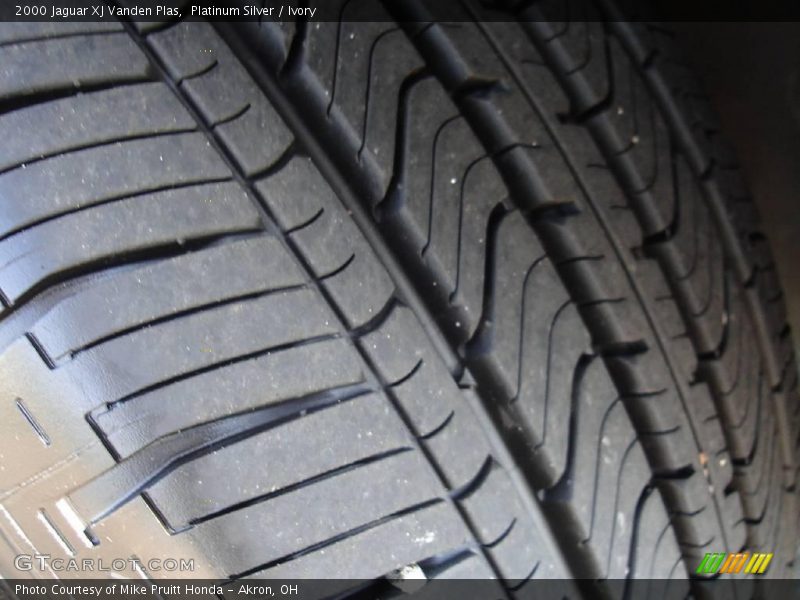 Platinum Silver / Ivory 2000 Jaguar XJ Vanden Plas