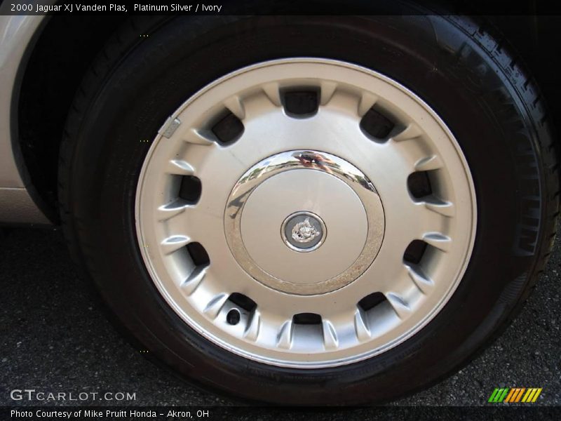 Platinum Silver / Ivory 2000 Jaguar XJ Vanden Plas