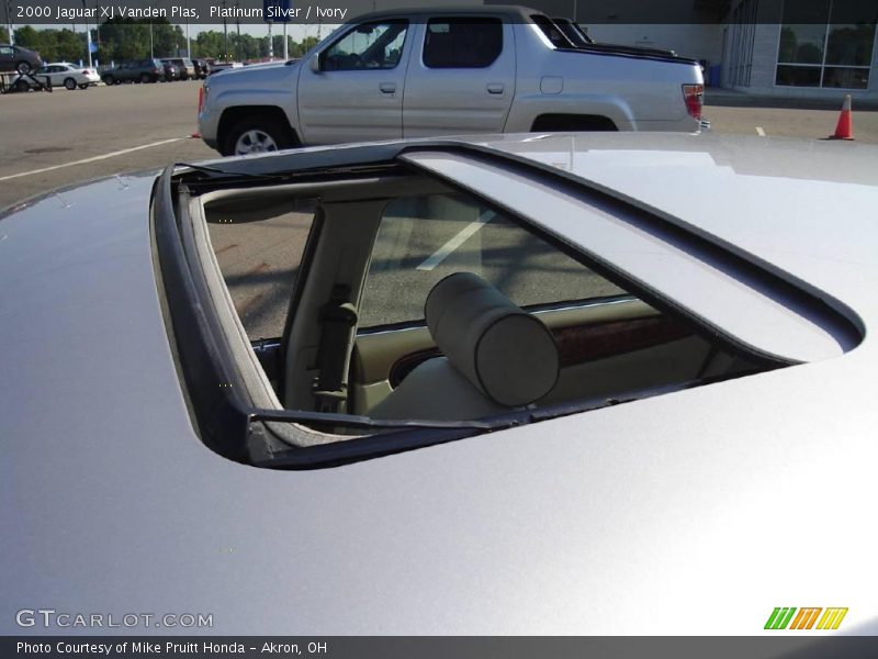Platinum Silver / Ivory 2000 Jaguar XJ Vanden Plas